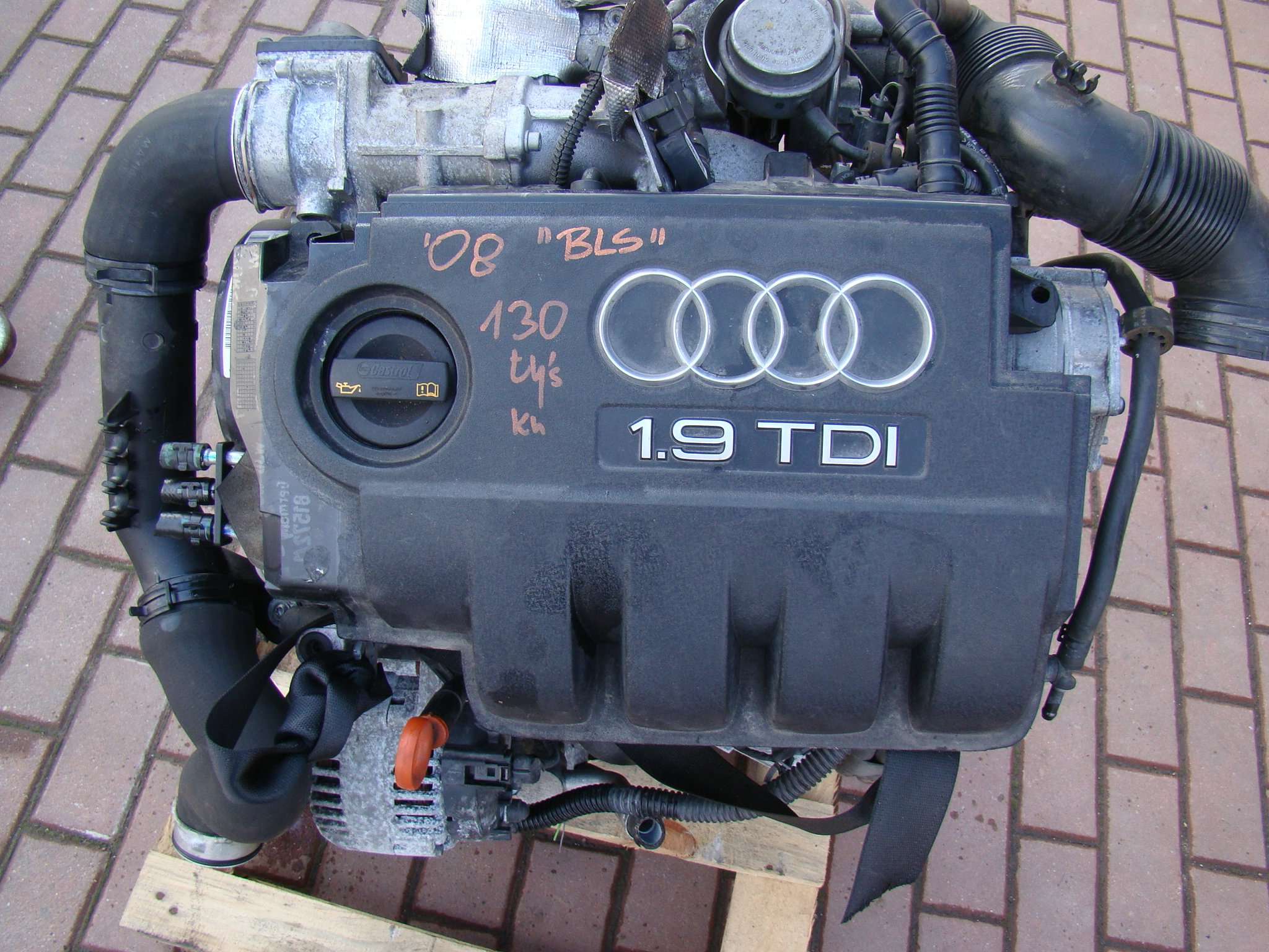 Audi 1.9 tdi. Двигатель BLS 1.9 TDI. VW 1.9 TDI BLS. Двигатель BLS верхняя крышка.