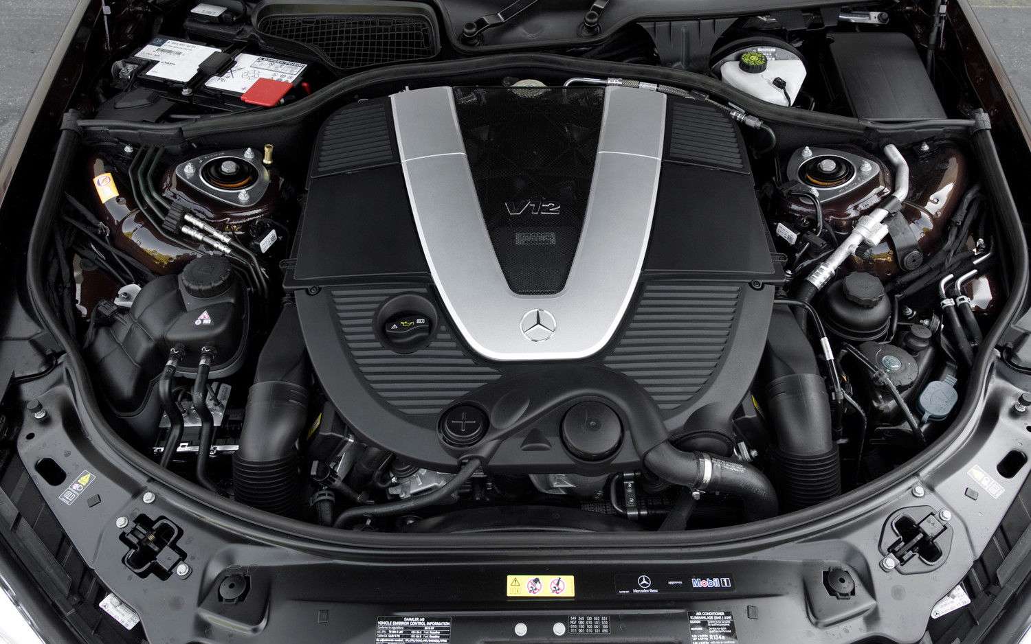 Какие двигатели мерседес самые надежные. V6 Mercedes s600 мотор. Mercedes w221 s600 двигатель. Мерседес s600 w12. Двигатель Мерседес 221.